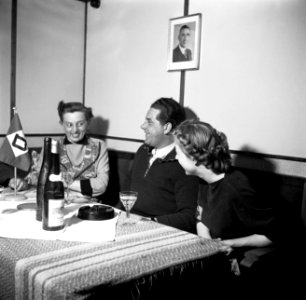Gezelschap met links de vrouw van schipper Anton Rieb in hun roef op de Damco 9, Bestanddeelnr 254-1466