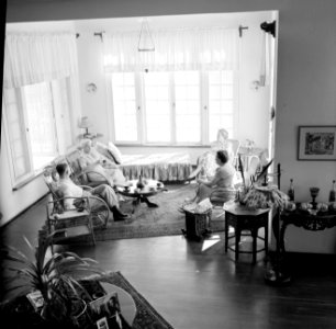 Gezelschap in huiskamer, waarschijnlijk in Paramaribo. Rechts mevrouw De Greve e, Bestanddeelnr 252-2154
