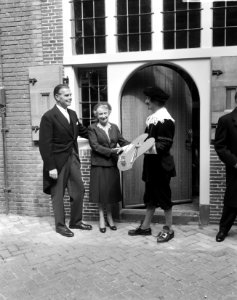 Gevel van geboortehuis van Rembrandt herbouwd aan de Weddesteeg te Leiden, mevro, Bestanddeelnr 915-1575