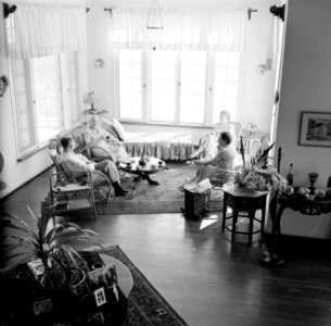 Gezelschap in huiskamer, waarschijnlijk in Paramaribo. Rechts mevrouw De Greve e, Bestanddeelnr 252-2153