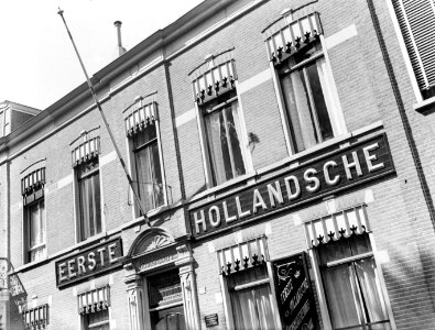 Gevel van een bijkantoor van de Eerste Hollandsche Levensverzekerings Bank in Br, Bestanddeelnr 189-1330
