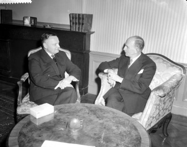Gesprek tussen dr Lahr (links) en Staatssecretaris dr Van Houten (rechts), Bestanddeelnr 911-0192