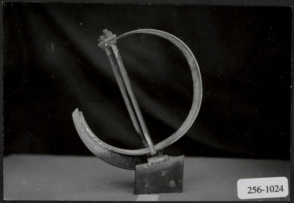 Gesprongen beschuttingskap van een amarilslijpsteen, Bestanddeelnr 256-1024