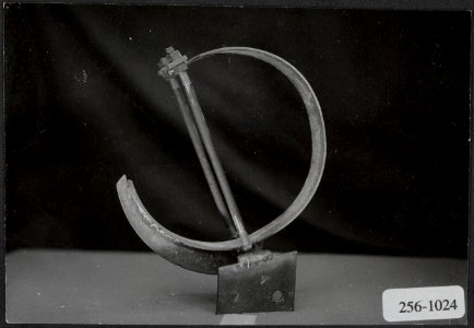 Gesprongen beschuttingskap van een amarilslijpsteen, Bestanddeelnr 256-1024