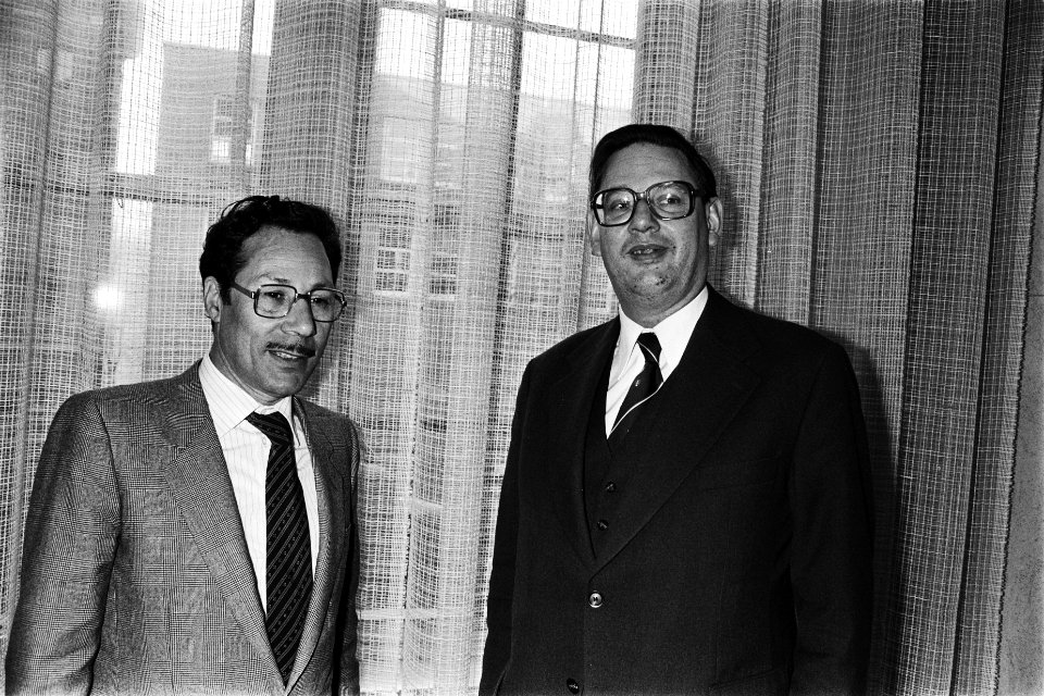Gesprek tussen van Aardenne (rechts) en Algerijnse minister van Energie Belkacen, Bestanddeelnr 930-6773