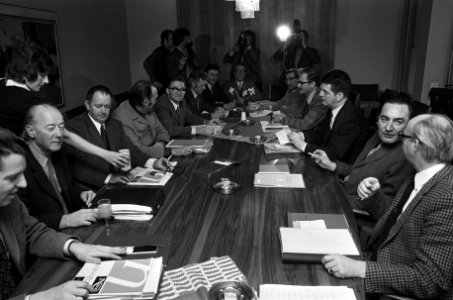 Gesprek vert Hoogovens met Industriebonden, dr M Albrecht (directeur Personee, Bestanddeelnr 926-2472