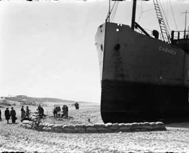 Gestrande schip CA Banck wordt losgegraven, Bestanddeelnr 903-2804