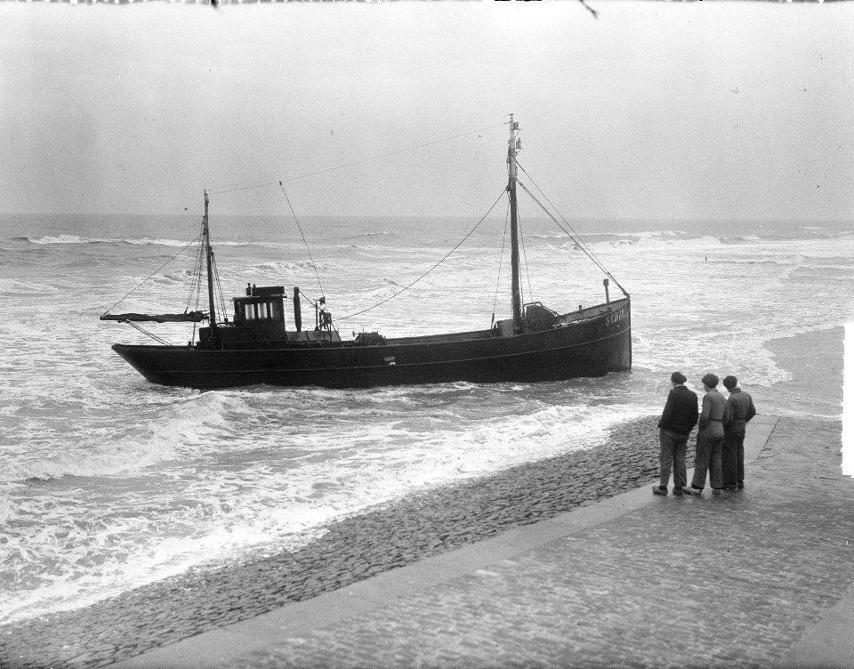 Gestrande Schokker Sch183 te Scheveningen, Bestanddeelnr 904-4740