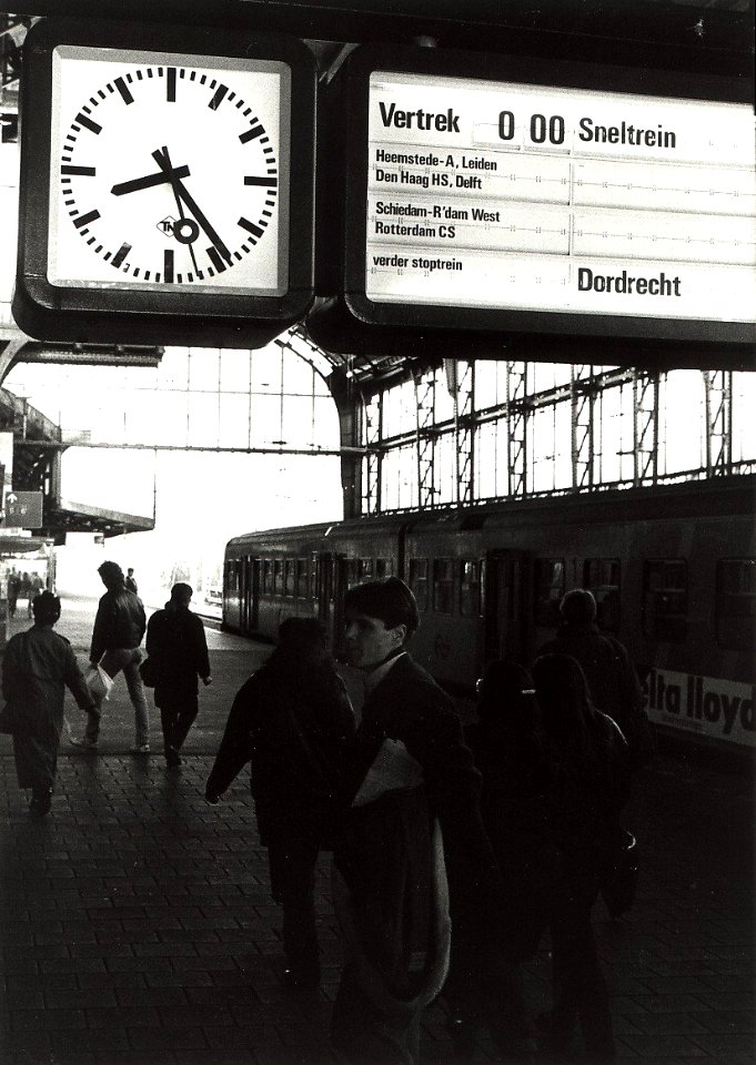 Gestrande passagiers op het station Haarlem, de sneltrein naar Dordrecht vertrekt om 0.00 uur. Aangekocht van United Photos de Boer bv. - Negatiefnummer 32190 k 13. - Gepubliceerd in het Haarlems Dagb