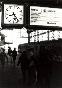 Gestrande passagiers op het station Haarlem, de sneltrein naar Dordrecht vertrekt om 0.00 uur. Aangekocht van United Photos de Boer bv. - Negatiefnummer 32190 k 13. - Gepubliceerd in het Haarlems Dagb