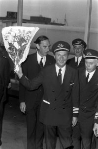 Gezagvoerder Risseeuw met bloemen, naast hem het hoofd vliegdienst KLM de heer …, Bestanddeelnr 926-8605
