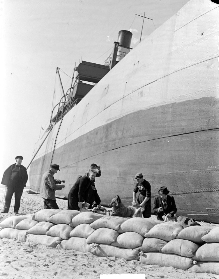 Gestrande schip CA Banck wordt losgegraven, Bestanddeelnr 903-2803