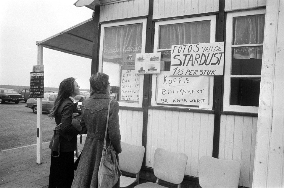 Gestrande Stardust bij s-Gravenzande geimproviseerd snacktentje waar fotos te, Bestanddeelnr 928-3529