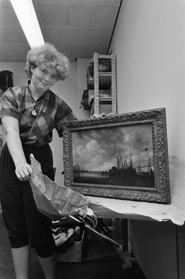 Gestolen schilderij van Jan van Goyen teruggevonden dame van de politie laat he, Bestanddeelnr 933-3945