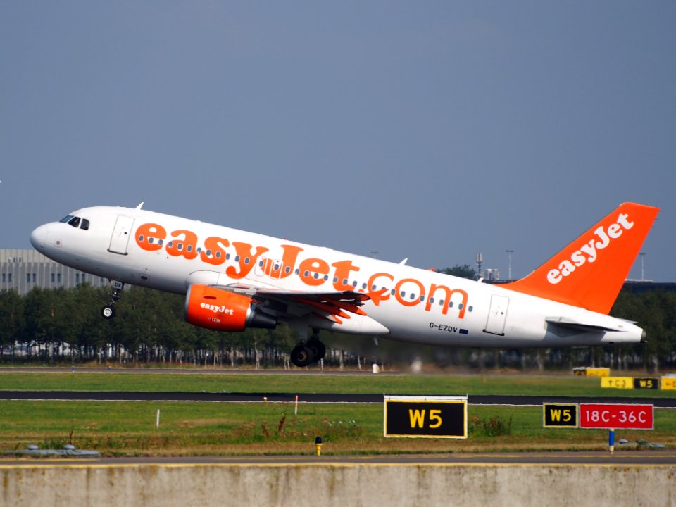 G-EZDV easyJet Airbus A319-111 - cn 3742 taxiing, 25august2013 pic-1