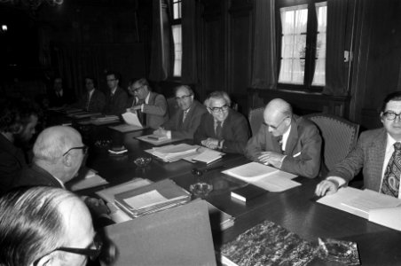Gesprek tussen regering en burgemeester en wethouders van Amsterdam in Den Haag , Bestanddeelnr 927-1405