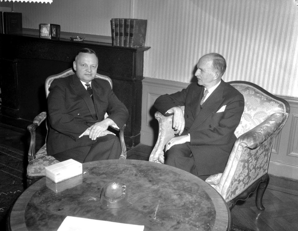 Gesprek tussen dr Lahr (links) en Staatssecretaris dr Van Houten (rechts), Bestanddeelnr 911-0194