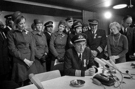 Gezagvoerder Risseeuw (zittend aantafel) tijdensde persconferentie en bemanning, Bestanddeelnr 926-8607