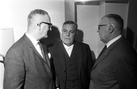 Gesprek tussen ds. J. Verkuyl (rechts), ds. Vorster (midden) en links ds. Schaaf, Bestanddeelnr 921-5910