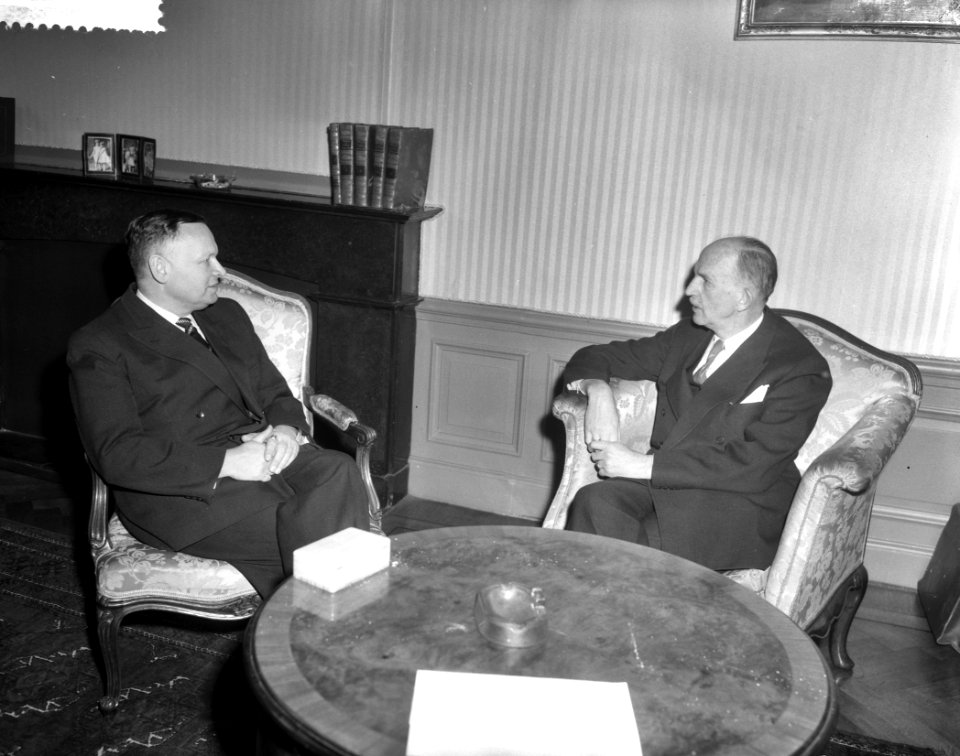 Gesprek tussen dr Lahr (links) en Staatssecretaris dr Van Houten (rechts), Bestanddeelnr 911-0193