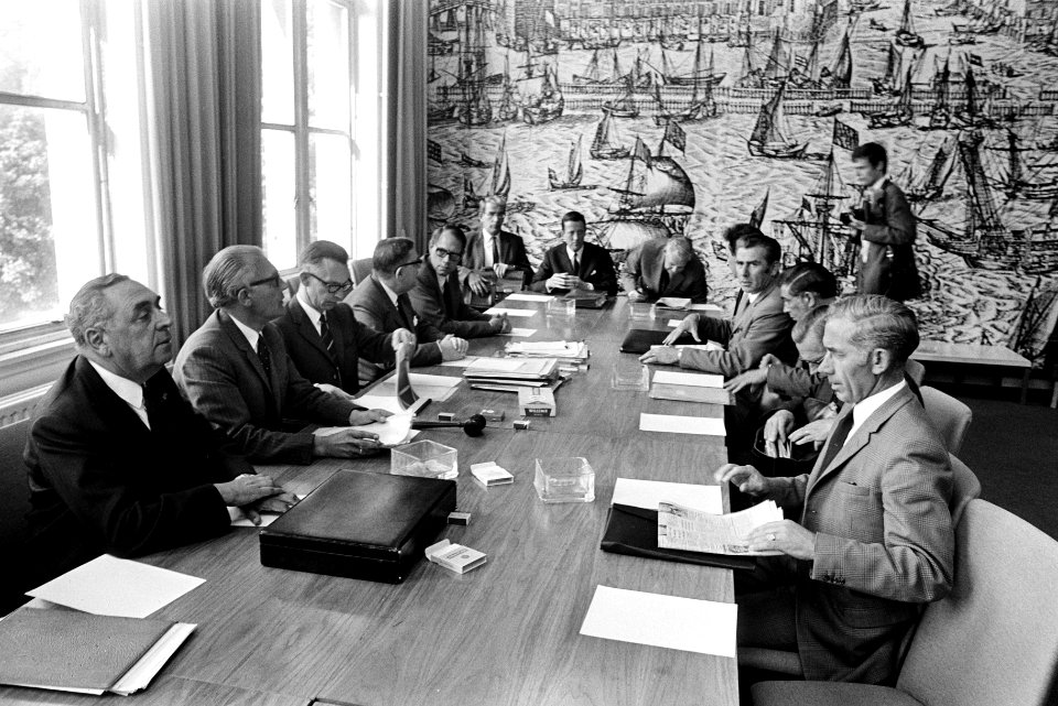 Gesprek van regeringsvertegenwoordigers, bestuur VMF en bestuurders metaalvakbon, Bestanddeelnr 923-5626