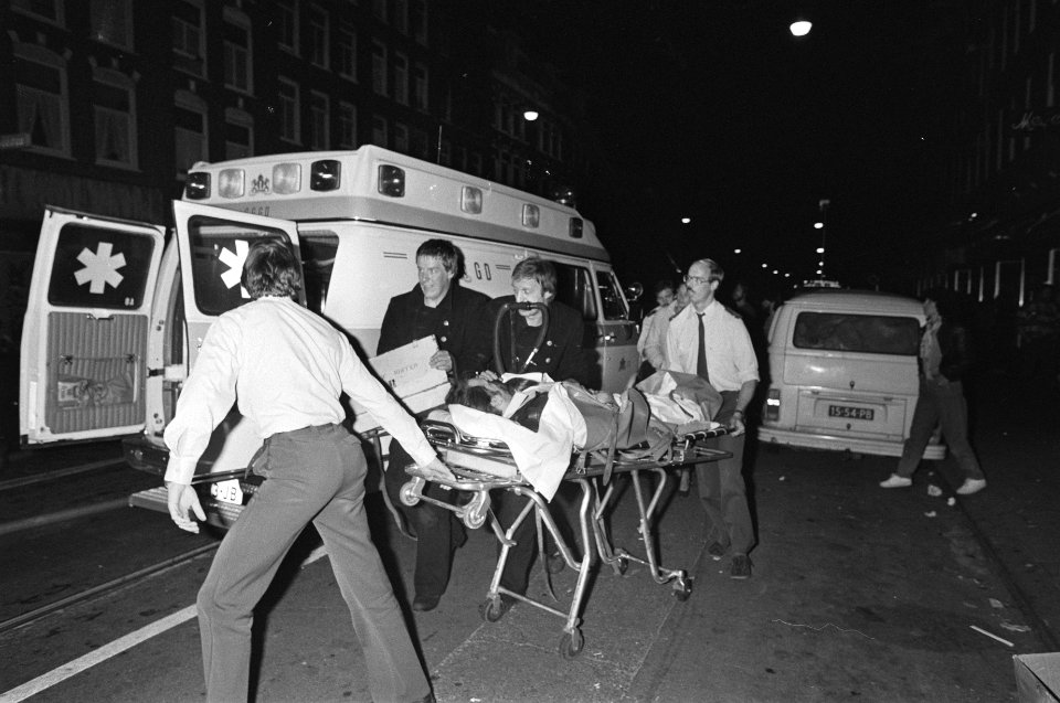 Gewonden met ambulance weggehaald, Bestanddeelnr 931-0425