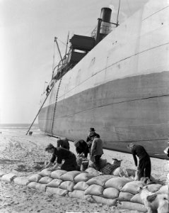Gestrande schip CA Banck wordt losgegraven, Bestanddeelnr 903-2802