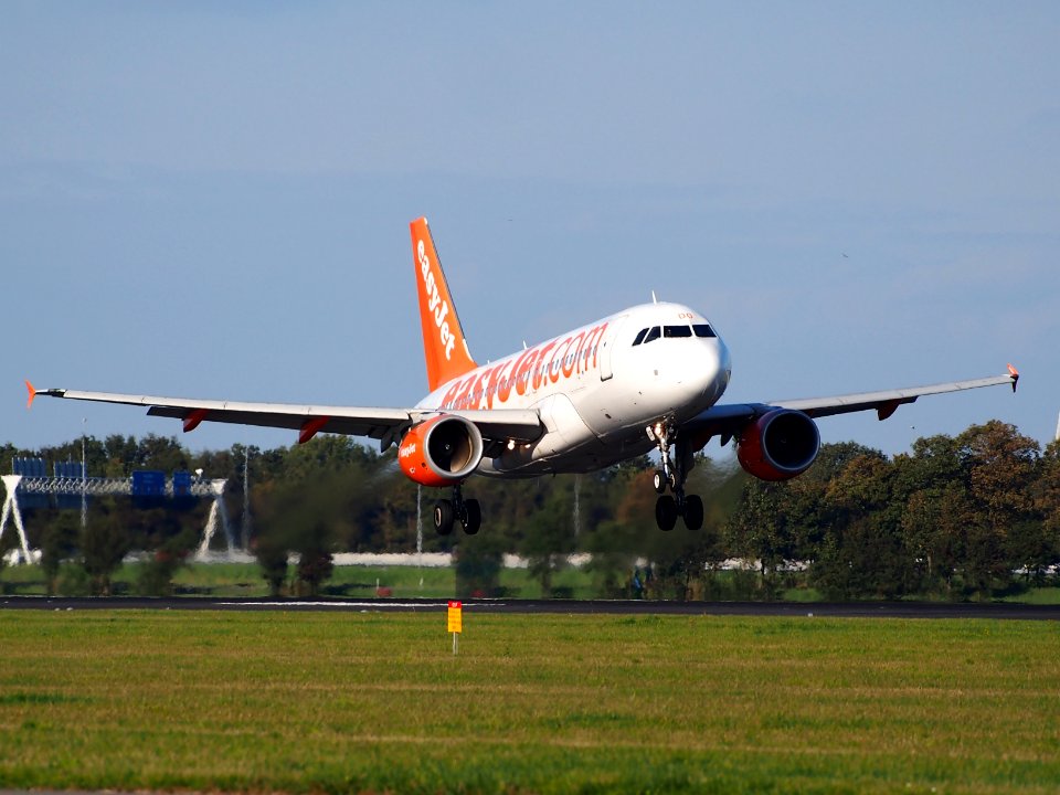 G-EZDO easyJet Airbus A319-111 - cn 3634 landing at Schiphol pic1
