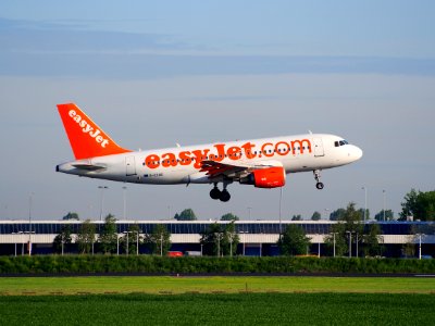 G-EZDC, Airbus A319-111, easyJet landing at Schiphol (AMS - EHAM), The Netherlands, 16may2014