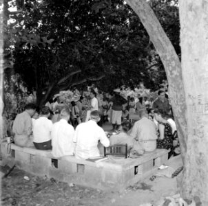 Gezelschap, waarschijnlijk journalisten, op een feest, waarschijnlijk op Curaçao, Bestanddeelnr 252-3469