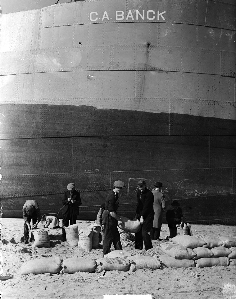 Gestrande schip CA Banck wordt losgegraven, Bestanddeelnr 903-2805