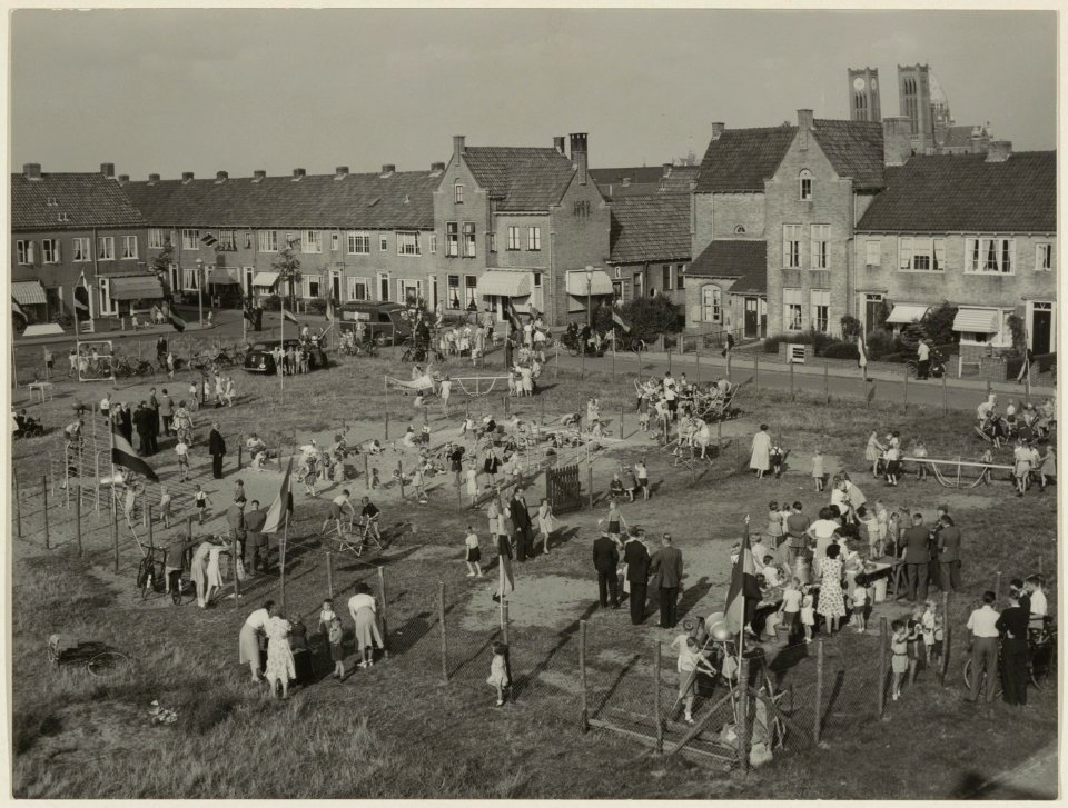 Gezellige drukte bij de opening van speeltuin Jeugdland op het Theemsplein. NL-HlmNHA 54004501