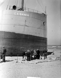 Gestrande schip CA Banck wordt losgegraven, Bestanddeelnr 903-2801