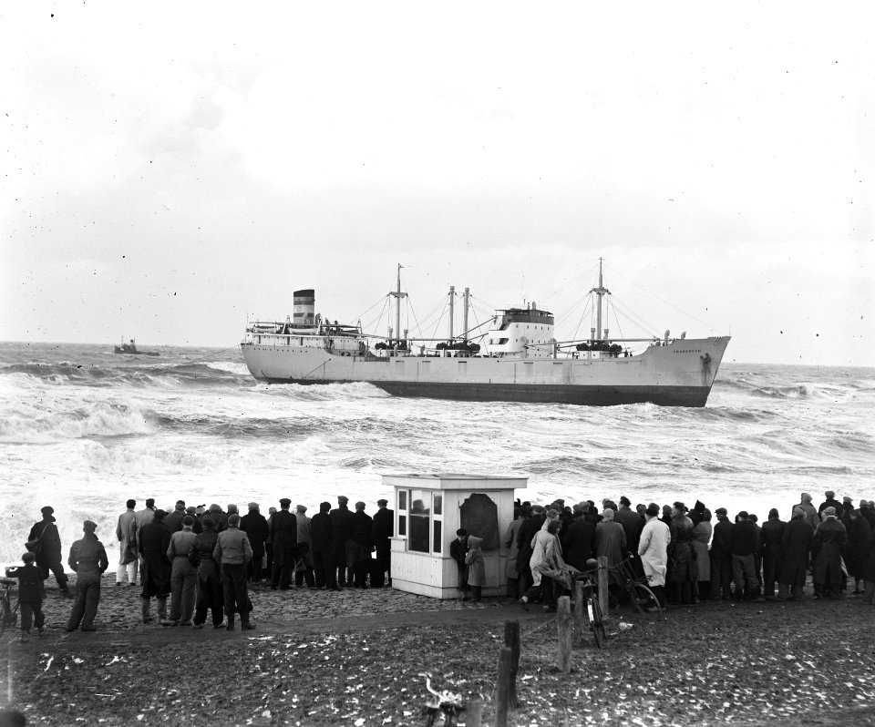 Gestrande Noorse vrachtschip ss. Franeggen los voor de Hondsbossche Zeewering, Bestanddeelnr 904-9158