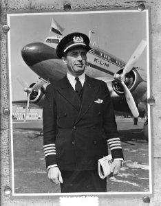 Gezagvoerder Kooper en KLM PC-6a Shiftmaster deeln. London-Christchurch, Bestanddeelnr 905-8345