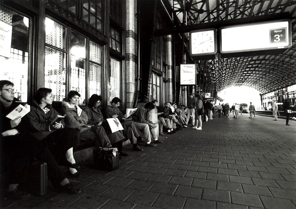 Gestrande treinpassagiers tijdens de treinstaking. Aangekocht in 1991 van United Photos de Boer bv. - Negatiefnummer 34344 k 34. - Gepubliceerd in het Haarlems Dagblad van 14.05.1991