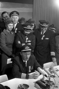 Gezagvoerder Risseeuw (zittend aantafel) tijdensde persconferentie en bemanning, Bestanddeelnr 926-8608