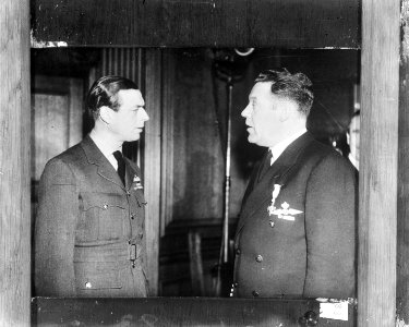 Gezagvoerder KLM, Q. Tepas (rechts) onderscheiden met O.B.E. door de hertog van , Bestanddeelnr 935-0564