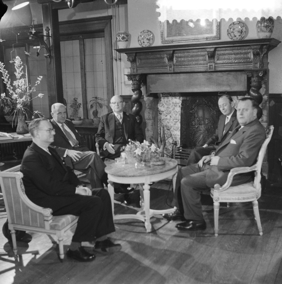 Gesprek over de kolencrisis en het Europees Parlement v.l.n.r. mr. W. F. Van Lic, Bestanddeelnr 910-2400