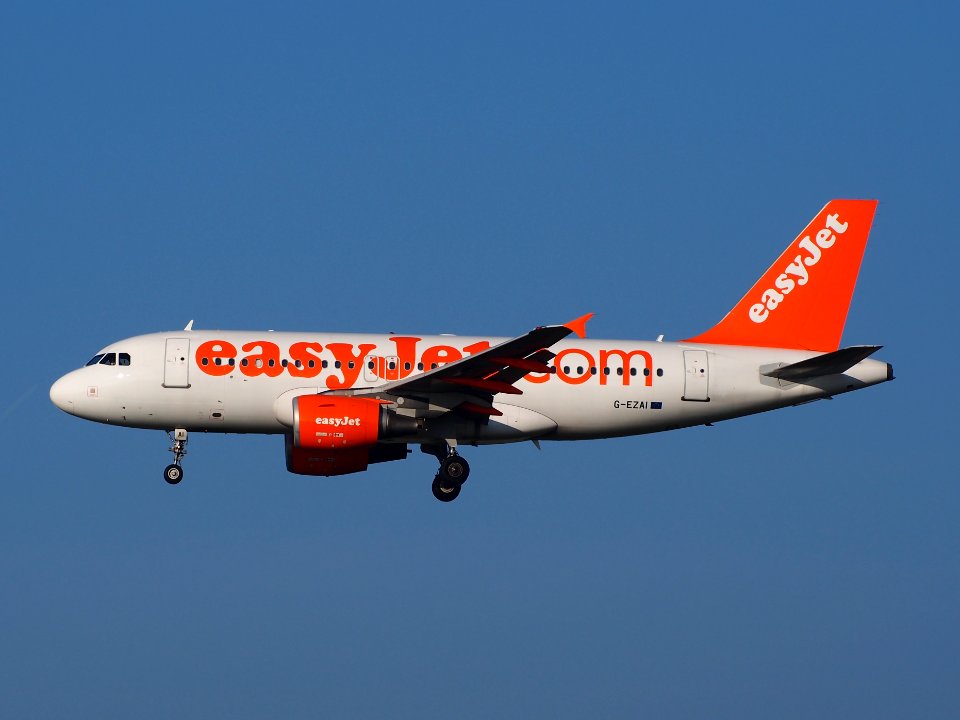 G-EZAI easyJet Airbus A319-111, landing on Schiphol, pic-2
