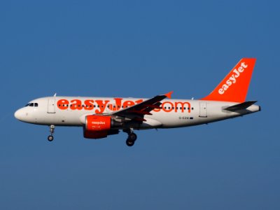 G-EZAI easyJet Airbus A319-111, landing on Schiphol, pic-2