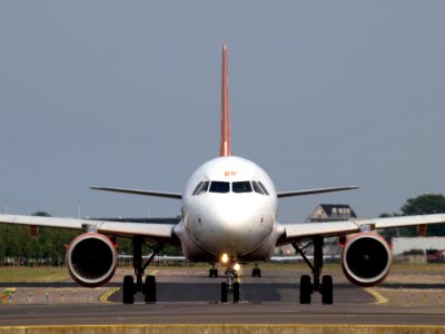 G-EZBR easyJet Airbus A319-111 - cn 3088 taxiing 14july2013