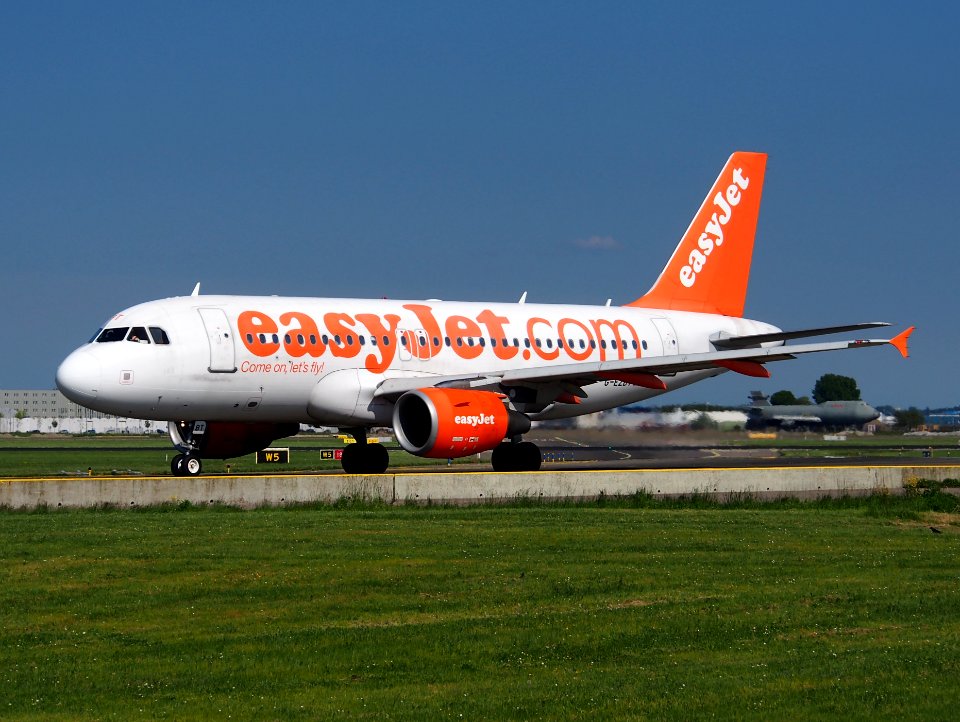 G-EZBT easyJet Airbus A319-111 taxiing at Schiphol (AMS - EHAM), The Netherlands, 16may2014, pic-1