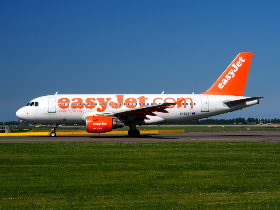 G-EZBT easyJet Airbus A319-111 taxiing at Schiphol (AMS - EHAM), The Netherlands, 16may2014, pic-3