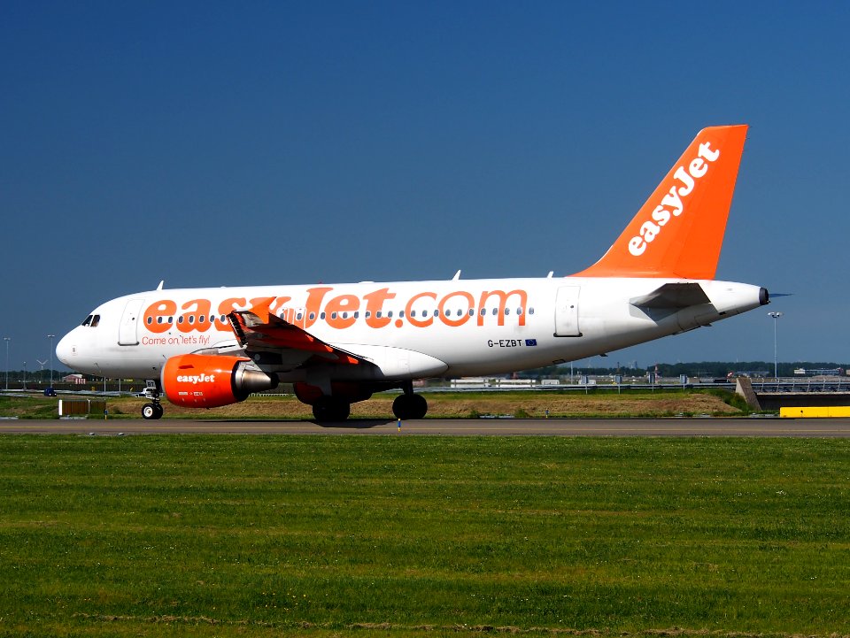 G-EZBT easyJet Airbus A319-111 taxiing at Schiphol (AMS - EHAM), The Netherlands, 16may2014, pic-4