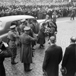 Goes Koningin Wilhelmina ontvangt bloemen van een jong meisje. Achter haar Comm, Bestanddeelnr 900-4088