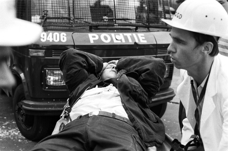 Gewonde wordt weggevoerd, Bestanddeelnr 931-0049