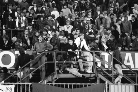 Gewonde supporters op de tribune, Bestanddeelnr 932-7574