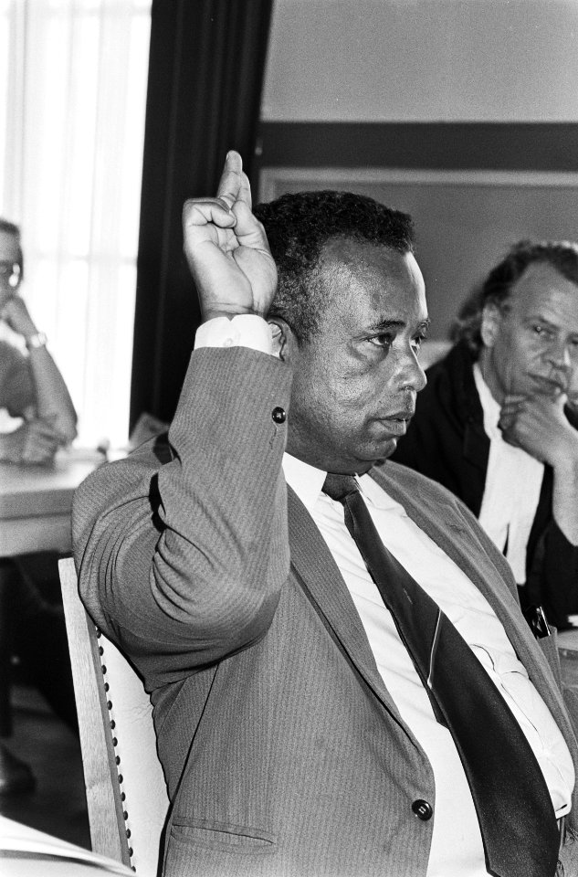 Getuige drs. Jules Sedney legt de eed af, Bestanddeelnr 932-6437
