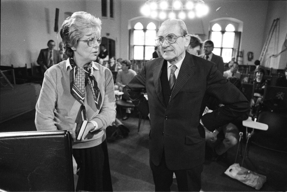 Getuige A. Winsemius in gesprek met mevrouw Len Rempt-Halmmans de Jongh, Bestanddeelnr 932-9160